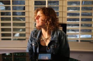 Comment Carly, jeune femme autiste et non-verbale, a trouvé sa voix et sa voie