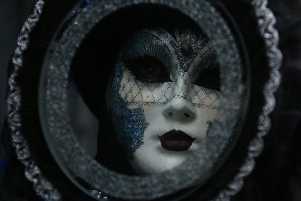 Les femmes autistes cachent des luttes complexes derrière des masques