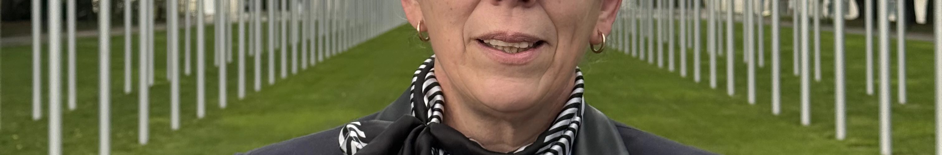 Marie Rabatel devant les drapeaux des Nations unies à Genève